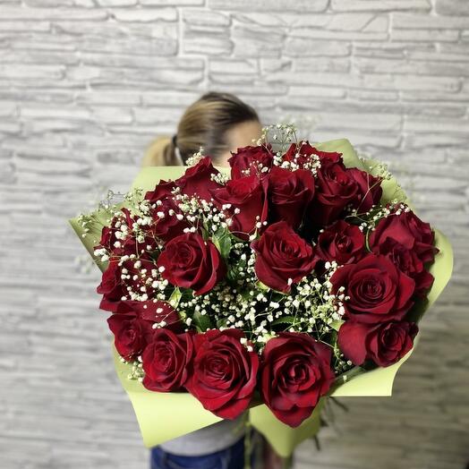 25 роз с гипсофилой