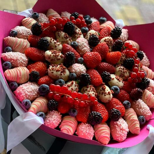 Клубничный букет в ярко розовом оформление