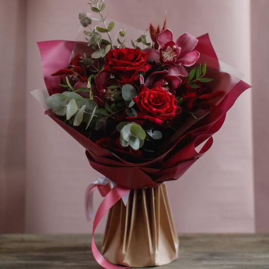 Ramo con rosas y orquídeas