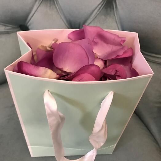 Лепестки роз розовые