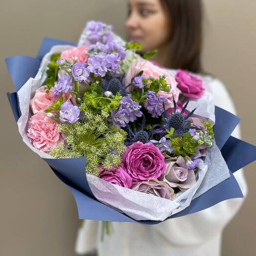 Букет из Матиоллы с кустовыми розамми