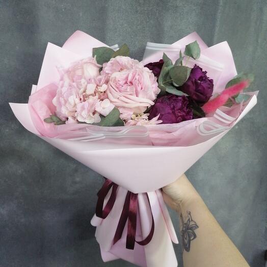 Peonías, hortensias, rosas en forma de peonía