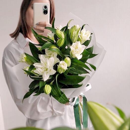 Monobucket of 5 white lilies
