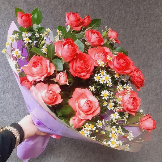 Bouquet of bush roses and daisies