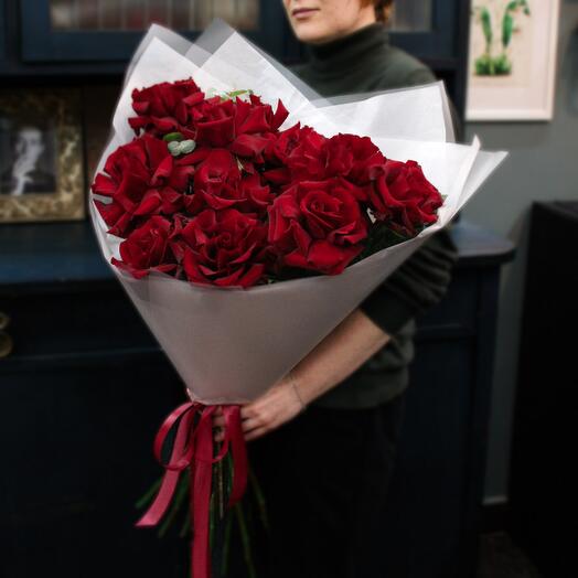 Un gran ramo de 11 rosas francesas rojas