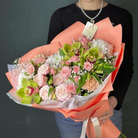 Ramo de crema con orquídeas y rosas (028)