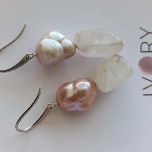 Pendientes con grandes perlas barrocas y cuarzo