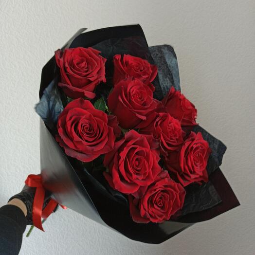 Rosas rojas en elegante paquete negro