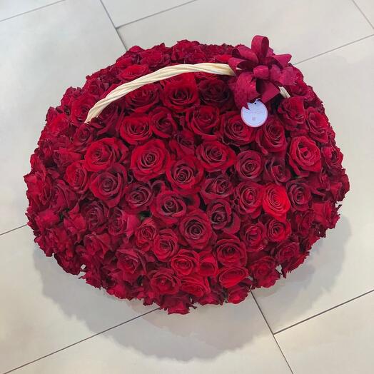 Basket, red roses