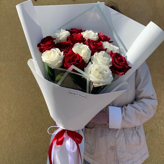 15 rosas mezcla blanco y rojo 70 cm