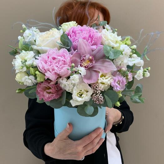 Caja de peonías y orquídeas