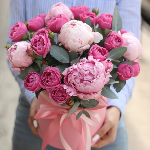 Caja con peonías y rosas de peonía