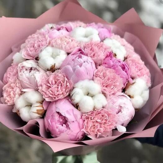 Malvavisco, delicado ramo con peonías, algodón y Dianthus