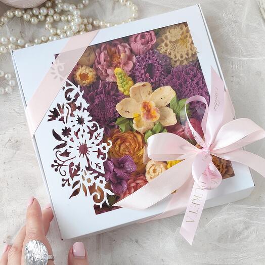 Un brillante y delicioso ramo de flores de malvavisco" Adriana " en una elegante Caja. Rosas, crisantemos, tulipanes, iris, orquídea
