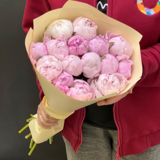 Букет из 15 розовых пионов