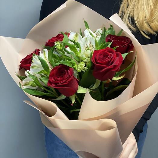 Bouquet of roses and alstroemeria (cream)