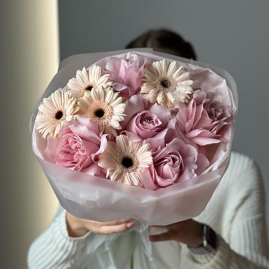 Delicado ramo con germini y rosas