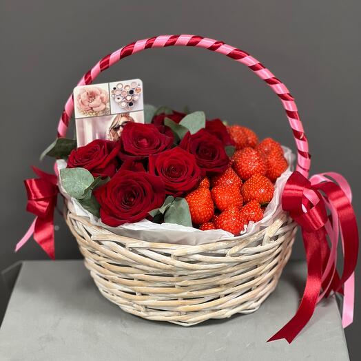 ✅Корзина с розами эвкалиптом и клубникой