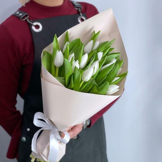 Белые весенние тюльпаны