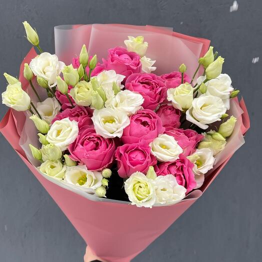 Ramo de eustoma blanco y rosas en forma de peonía "Carrie»