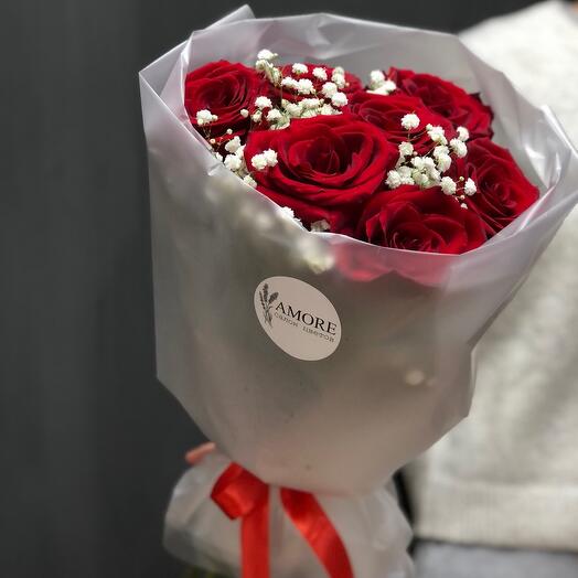 Букет из красных роз с гипсофилой 🌹