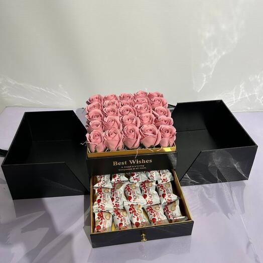 Композиция из мыльных роз в коробке с конфетами Адель