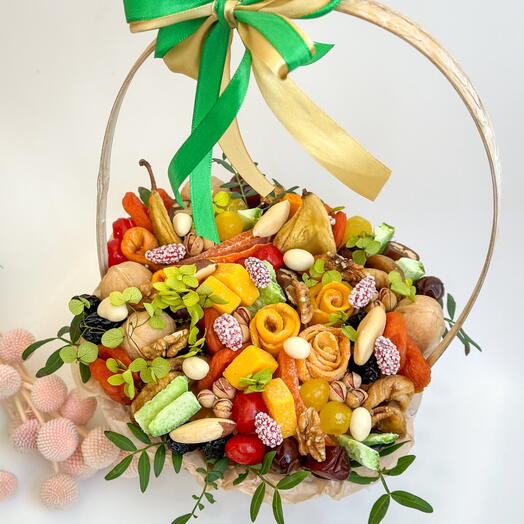 Корзинка с сухофруктами и орешками