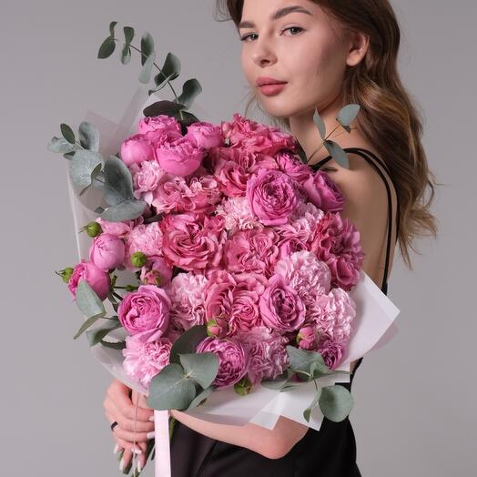 Ramo prefabricado con rosas de peonía