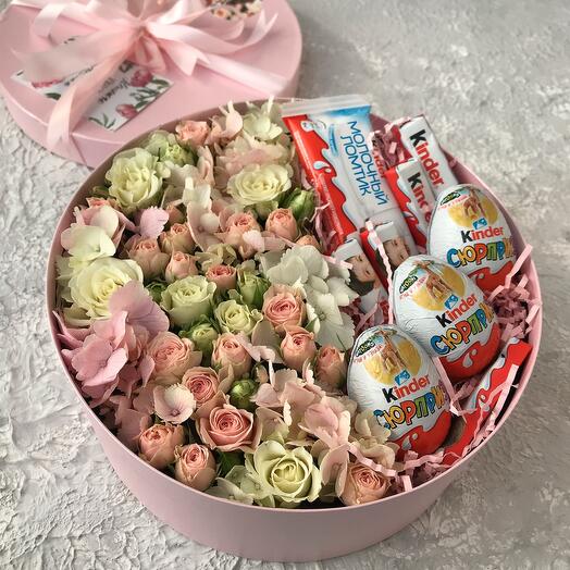 Коробочка с цветами и сладостями