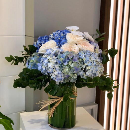 HYDRANGIA BLUE   ROSES  IN A VASE