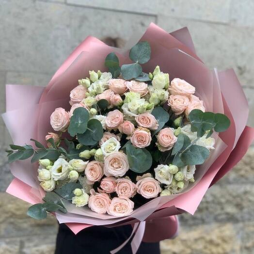 Букет с эустомой, кустовой розой и эвкалиптом🍀