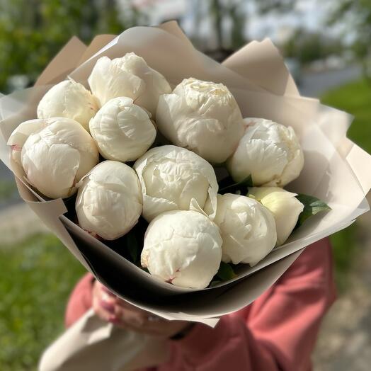 Букет с белыми пионами