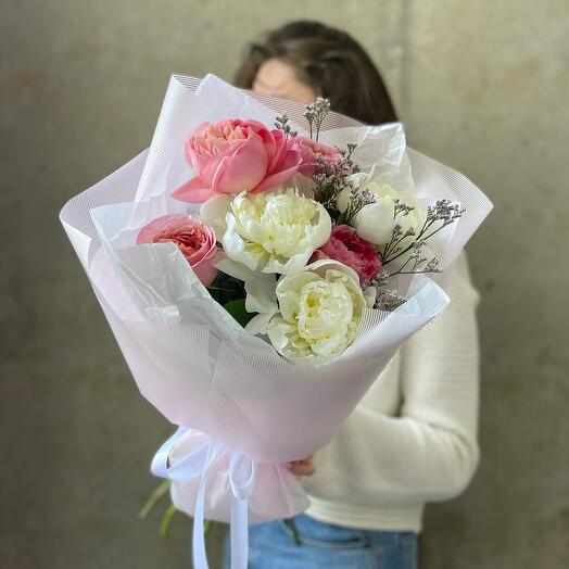 Букет с белыми пионами и пионовидными розами 💕