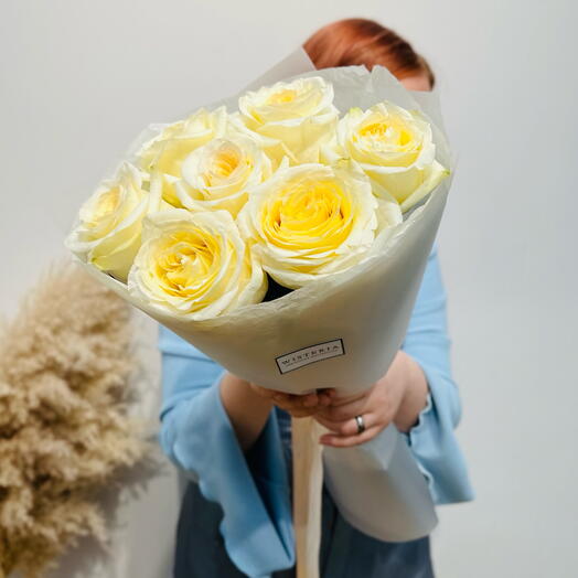 Monobucket of 7 fragrant roses in the design of the "Princess of the heart"