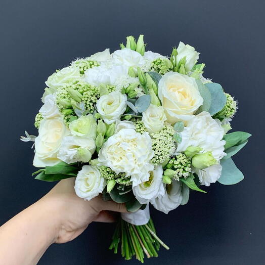 Bride's bouquet of roses, dianthuses and eustoma