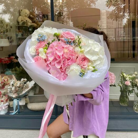 Serene Symphony con ortensia, rose, fresia e oxypetalum