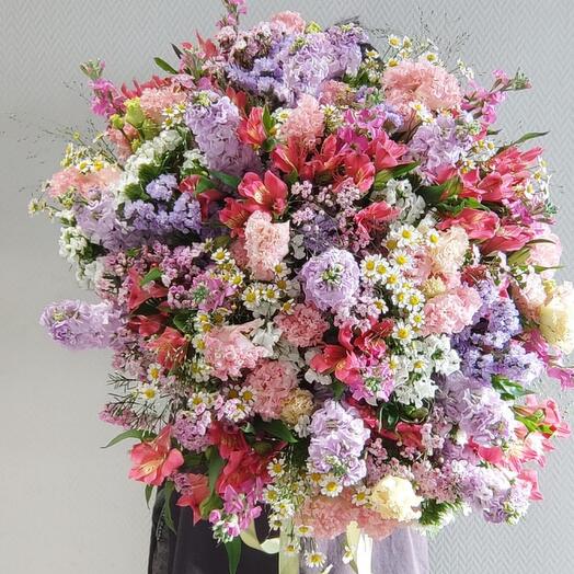 Luxurious field bouquet with daisies XL