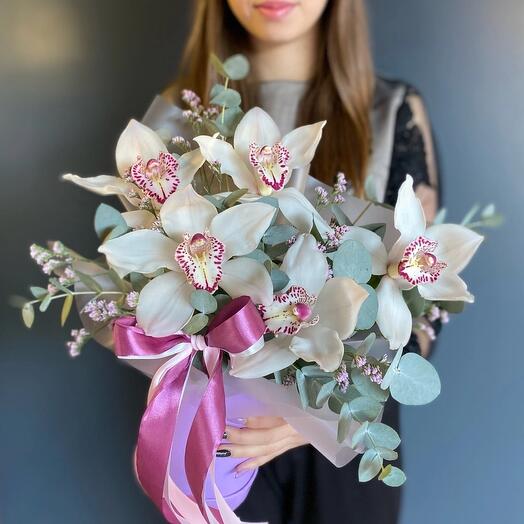 Цветы в коробке из орхидей,эвкалипта и лимониума.Композиция 242 Milin bouquet