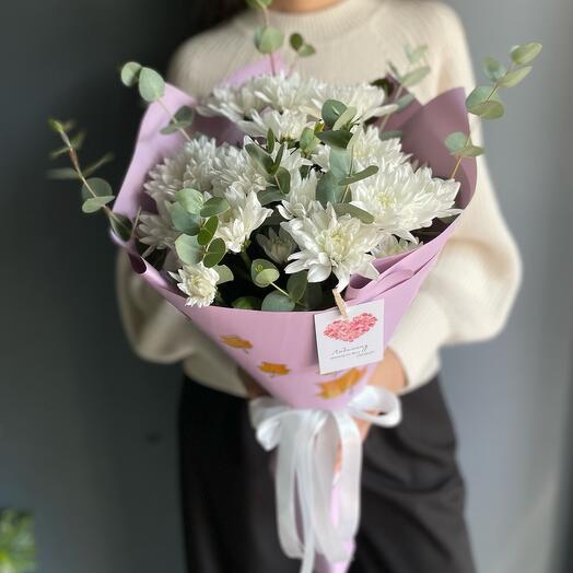 Букет из хризантем и эвкалипта