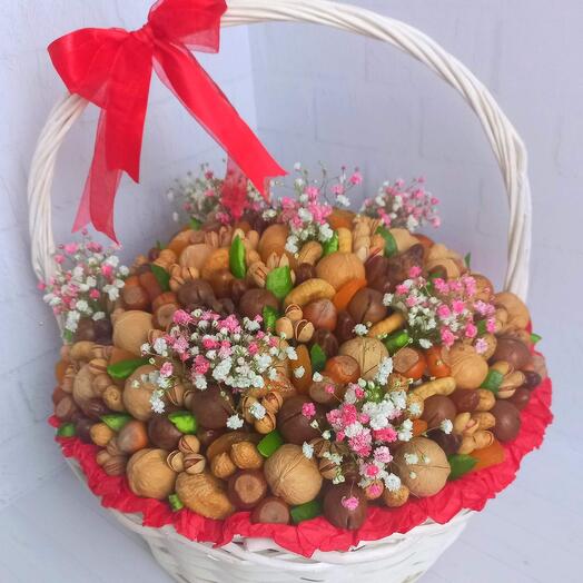 Корзина из орехов