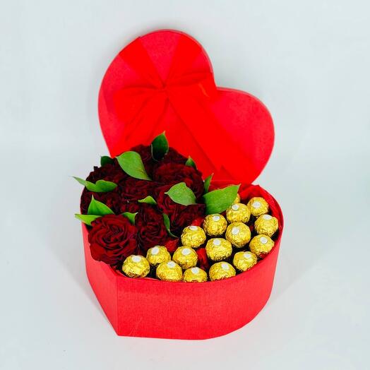 Цветы красные розы с конфетами Ферреро Роше Ferrero Roche в подарочной коробке сердце
