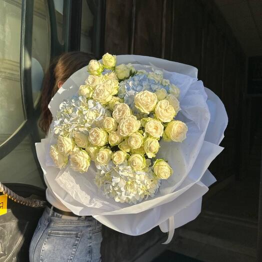 Вау букет с гортензией и кустовой розой
