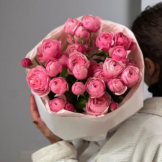 Monobucket of 5 bushy peony-shaped roses by Giselle