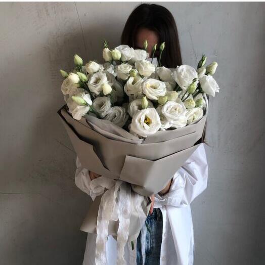 Букет Эустома белая в оформлении