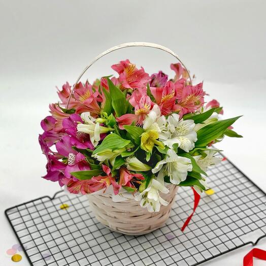 Корзина с яркими альстромериями на день рождения