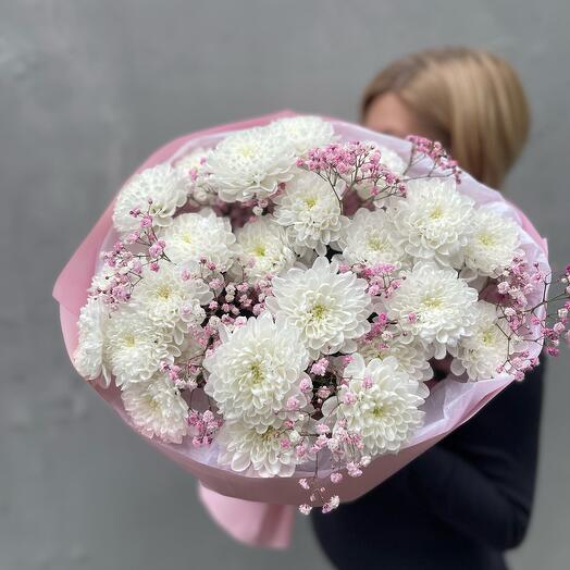 Ramo con gypsophila y crisantemo