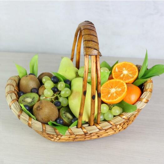 Фруктовая корзина киви, груши, виноград