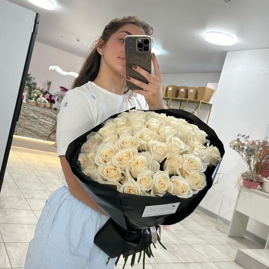45 белых роз в упаковке