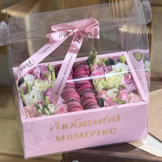 Нежный бокс из сезонных цветов и Макару на