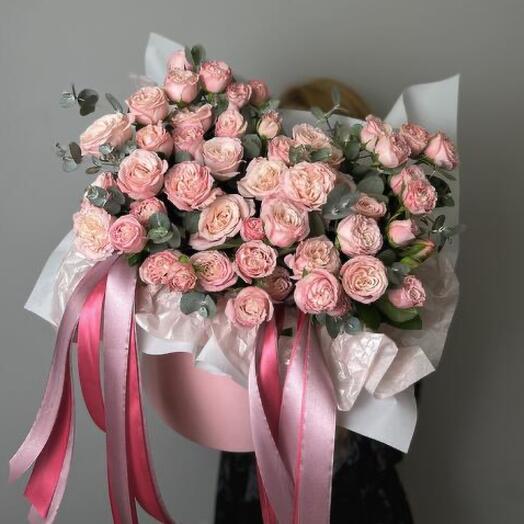 Box 68 с пионовидными розовыми розами Madam Bombastic